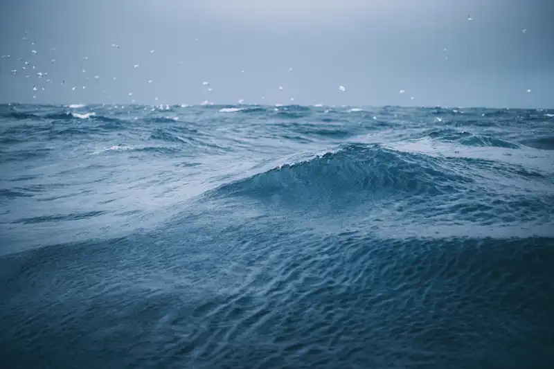 Trappole d'acqua: perché il punto più calmo del mare è spesso il più pericoloso