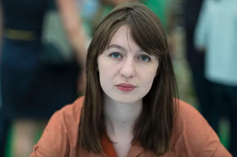 Sally Rooney al bando nel Regno Unito: quando l'attivismo radicale cancella i bestseller