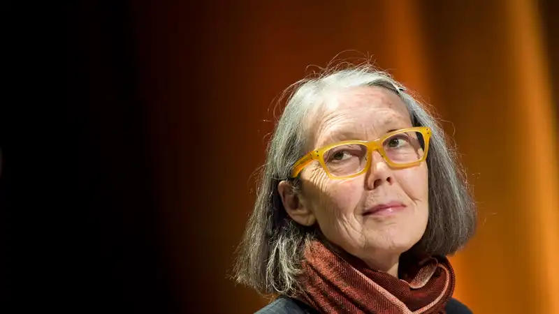 Nobel per la Letteratura 2006 a Anne Carson. Riceve la notizia mentre è in Islanda 'ad ascoltare il vento'