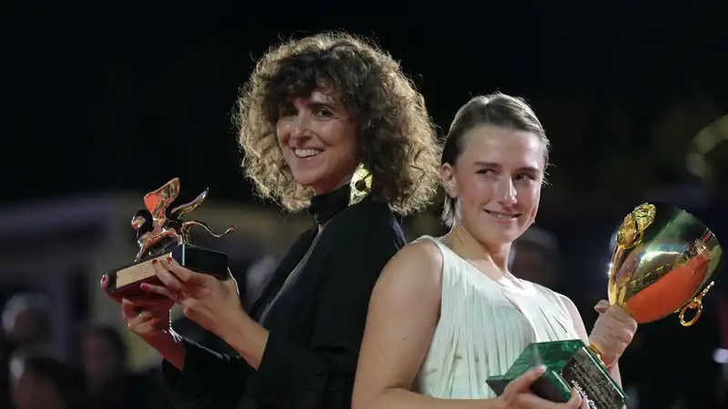 Mostra del cinema di Venezia, vince la regista May el-Toukhy, sul palco le guerre con Naza e Dau