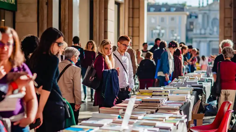 Torna Portici di Carta, Torino si trasforma in una grande libreria a cielo aperto